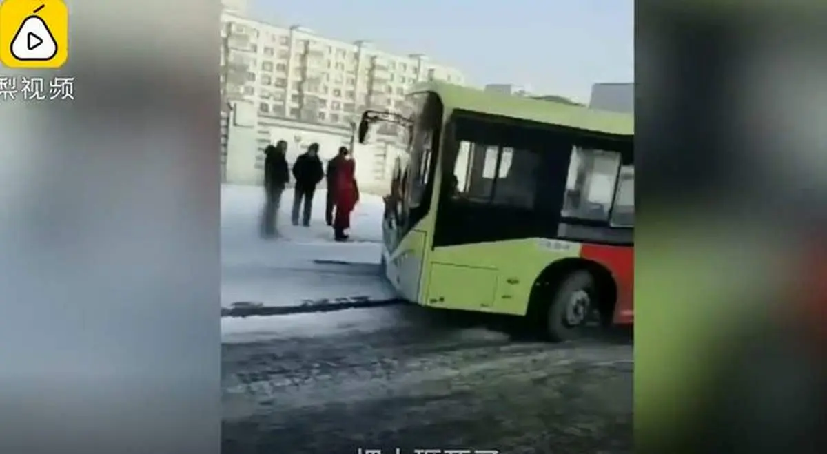 لحظه لغزش اتوبوس و مرگ دردناک عابر+فیلم