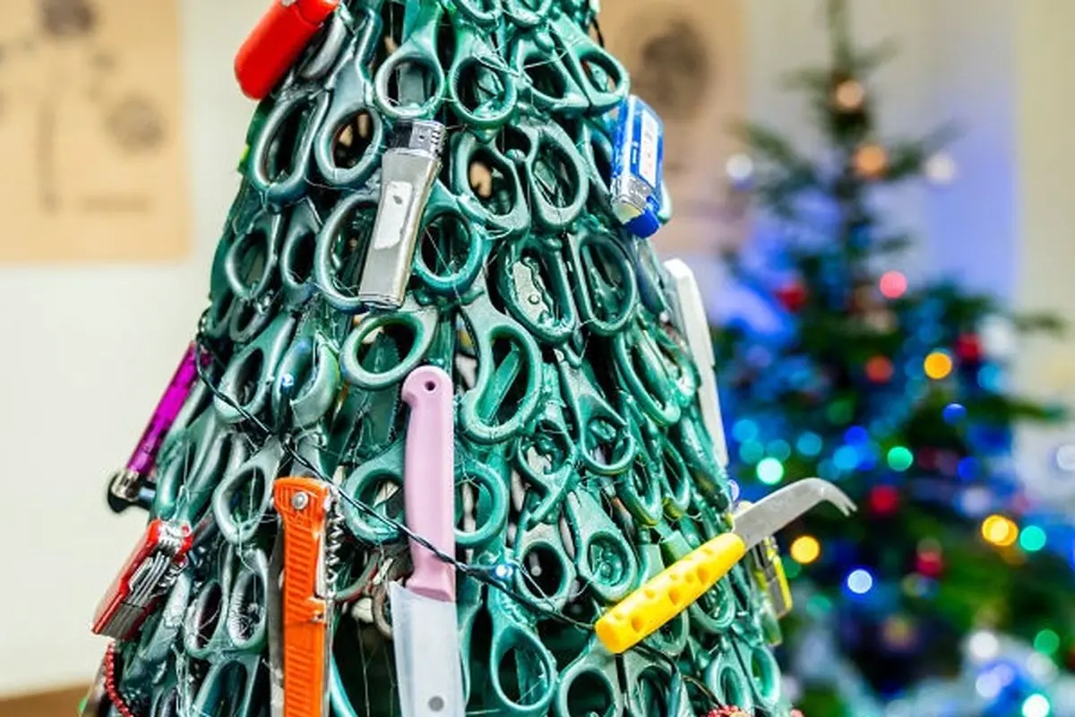 درخت کریسمسی که با چاقو و قیچی ساخته شده است+عکس