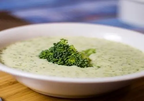 سوپ بروکلی با پنیر چدار؛ انتخابی سالم و خوش‌طعم

