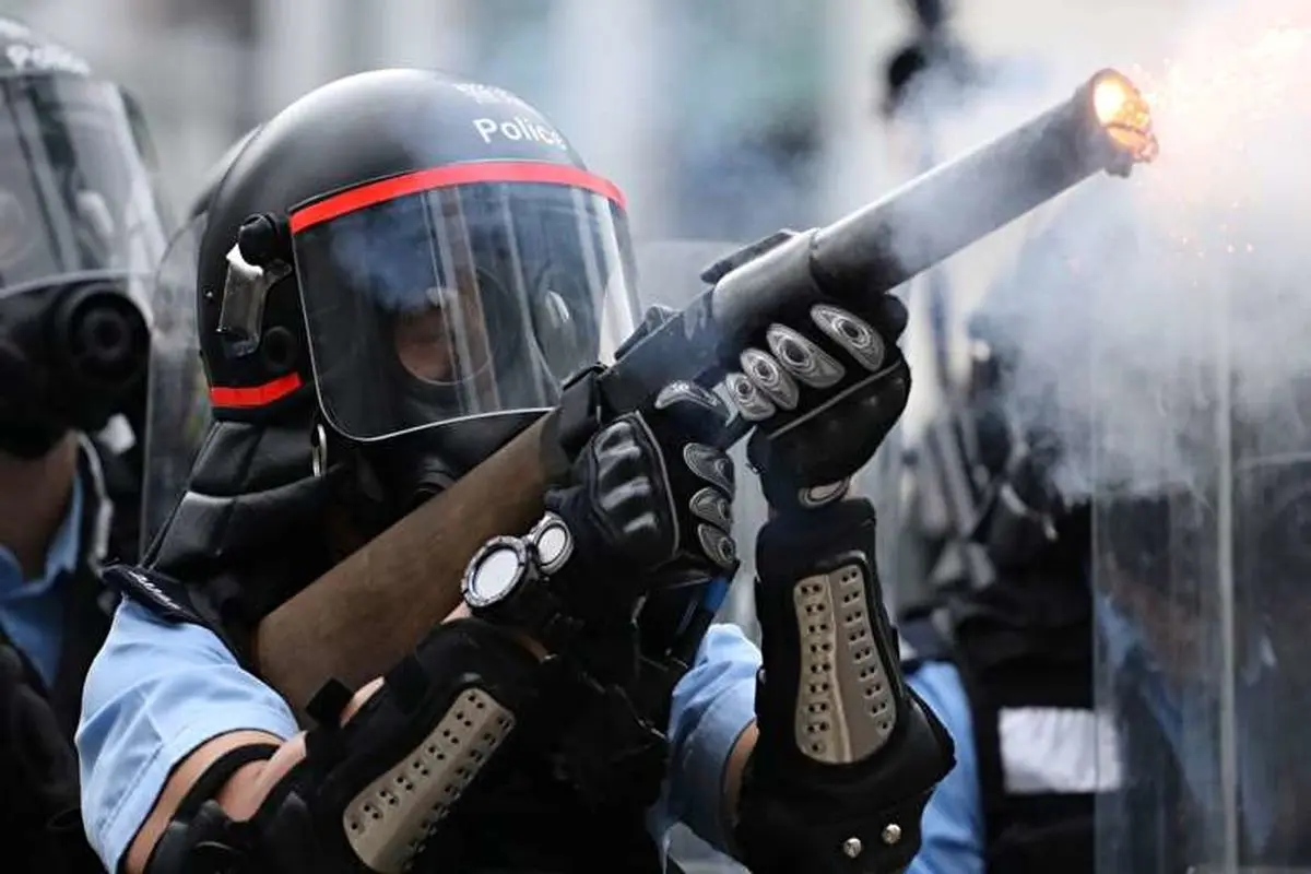 ویدیو| زد و خورد معترضان و پلیس هنگ‌کنگ در یک پاساژ
