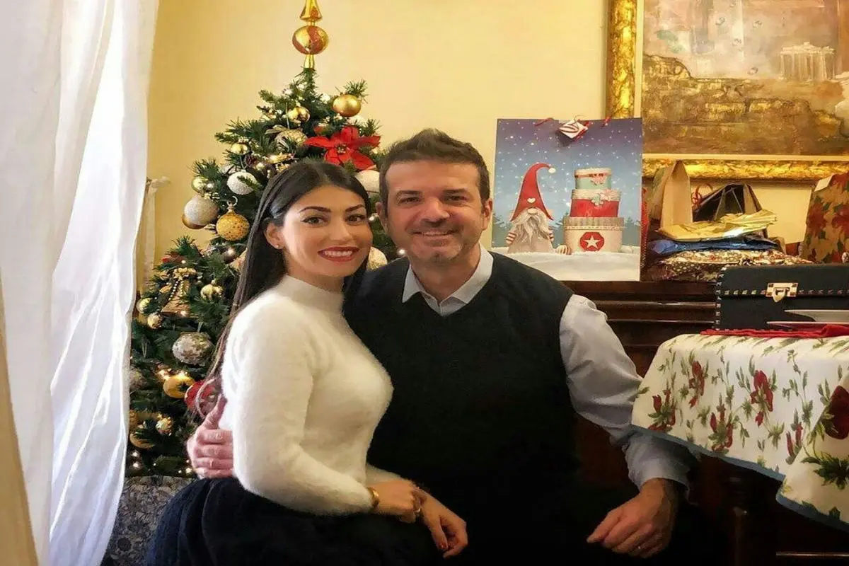 تصویری از استراماچونی و همسرش در جشن کریسمس