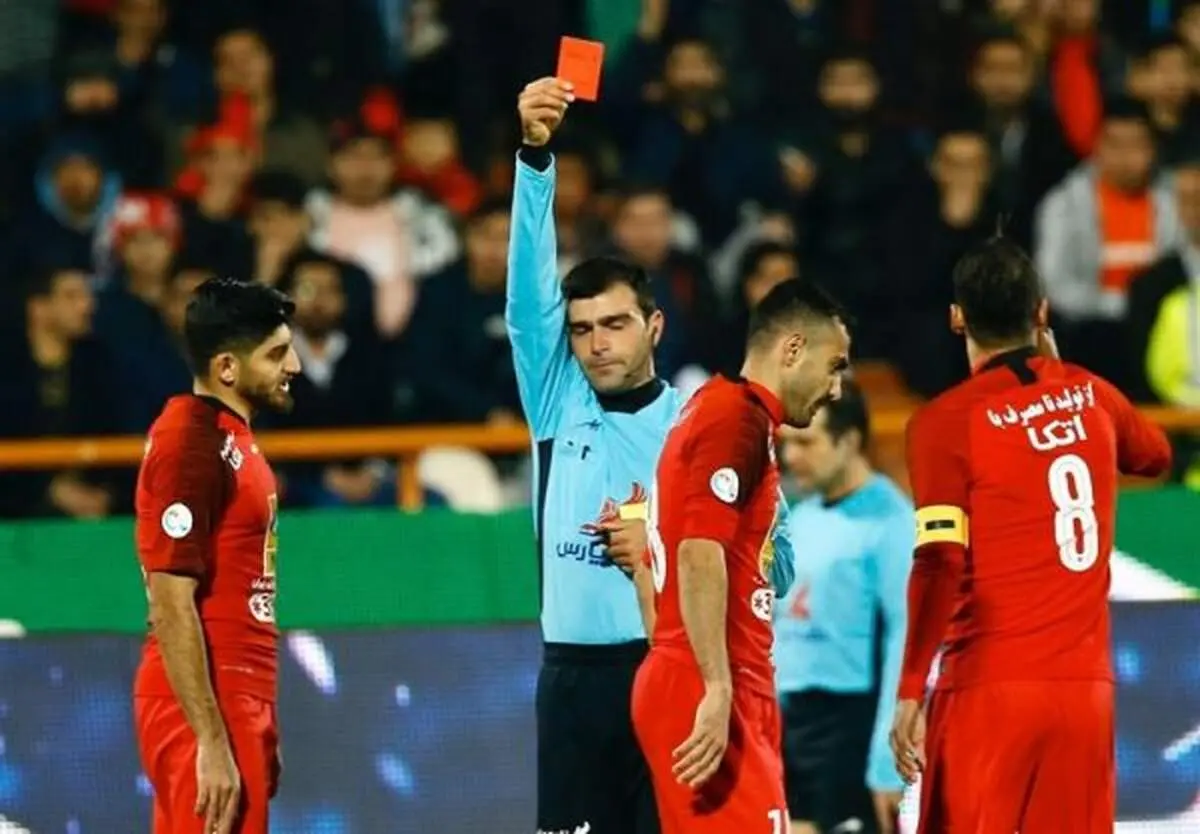 پرسپولیس با ده بازیکن به صدرجدول رسید