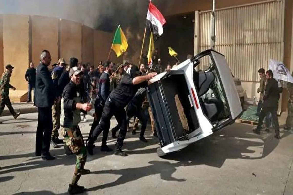 معترضان عراقی وارد سفارتخانه آمریکا شدند/ ترامپ: ایران مسئول این حمله است +فیلم
