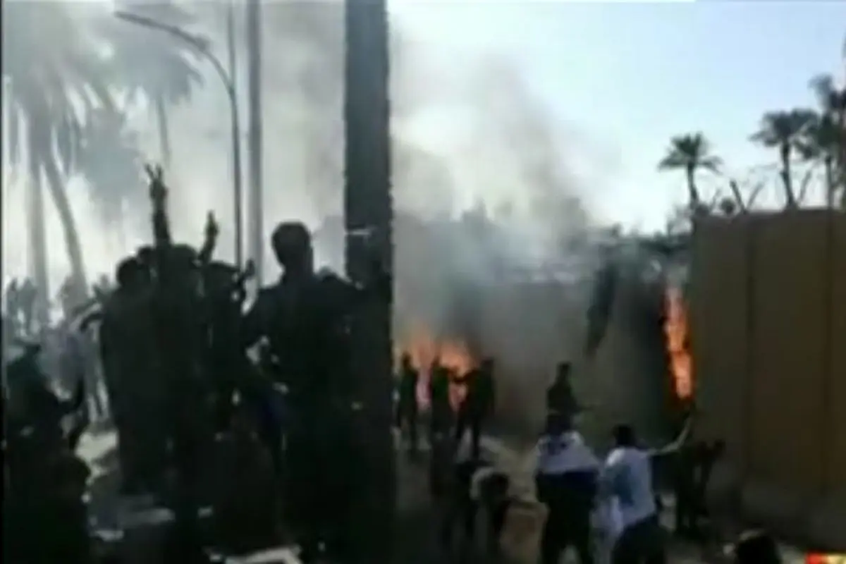ویدیویی از آتش کشیدن دیوار‌های سفارتخانه آمریکا در بغداد