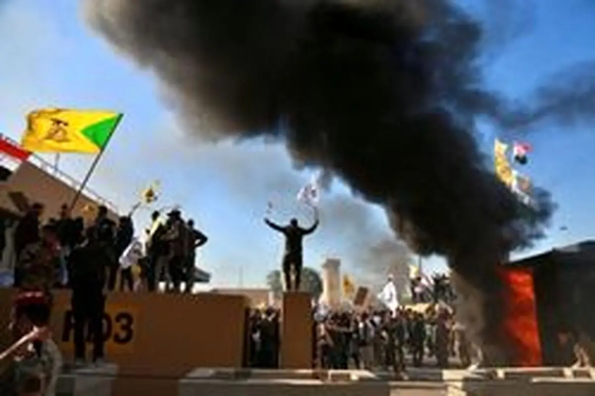 ورودی دوم سفارت آمریکا در بغداد به آتش کشیده شد +فیلم
