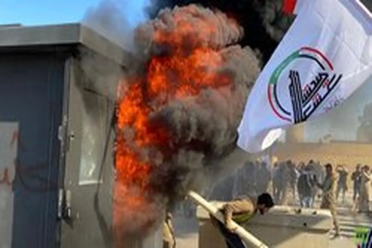 هشدار حشد الشعبی به محاصره پادگان های آمریکایی/حزب‌الله عراق: حمله به سفارت درس اول است