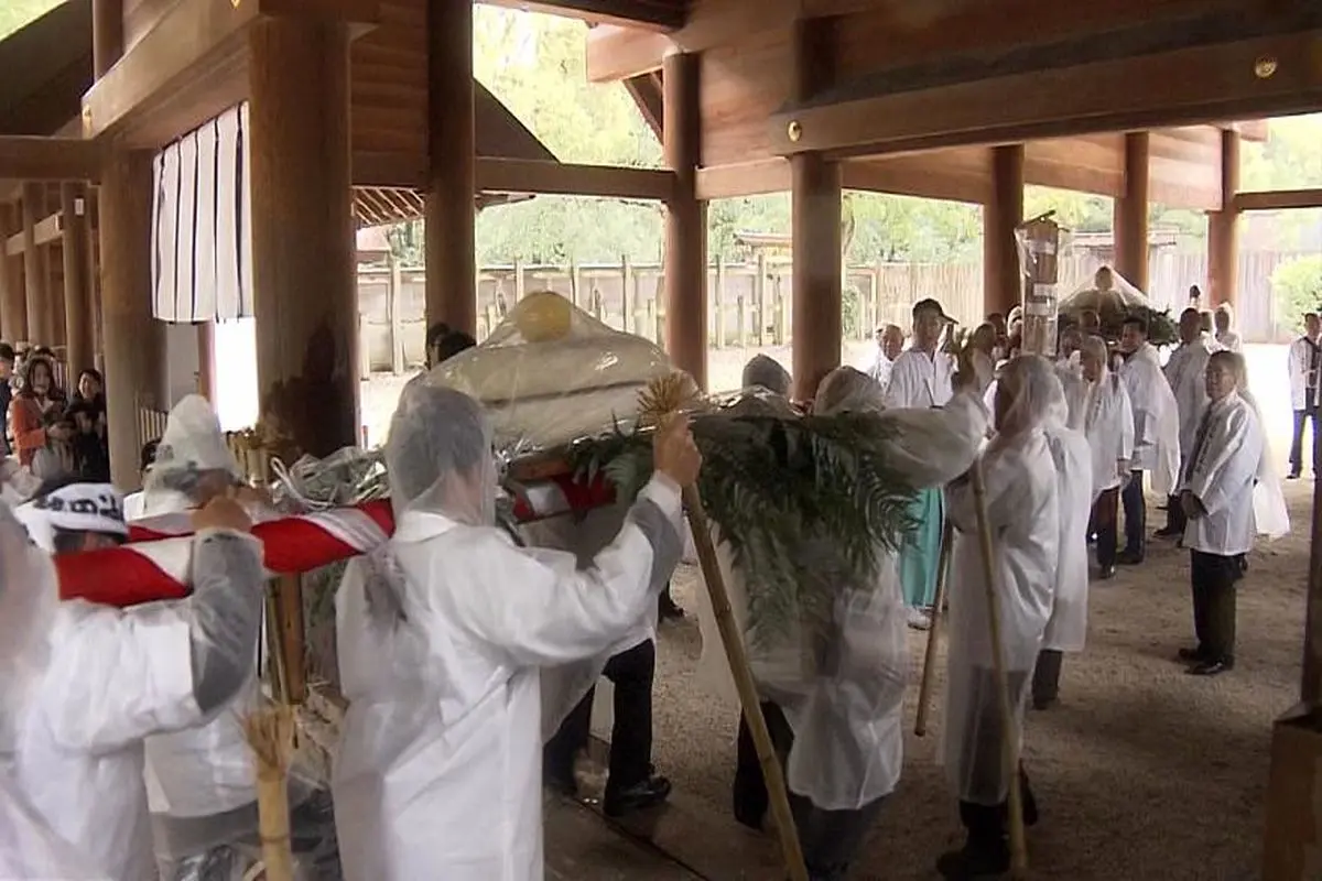 ویدیو| کشاورزان ژاپنی کیک ۴۵۰ کیلویی را به یک معبد اهداء کردند