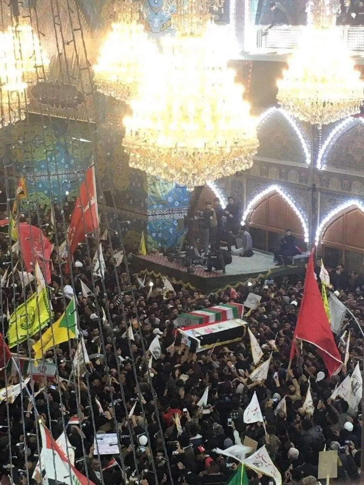 طواف پیکر سردار شهید سلیمانی و همرزمانش در حرم امام‌حسین(ع) +فیلم