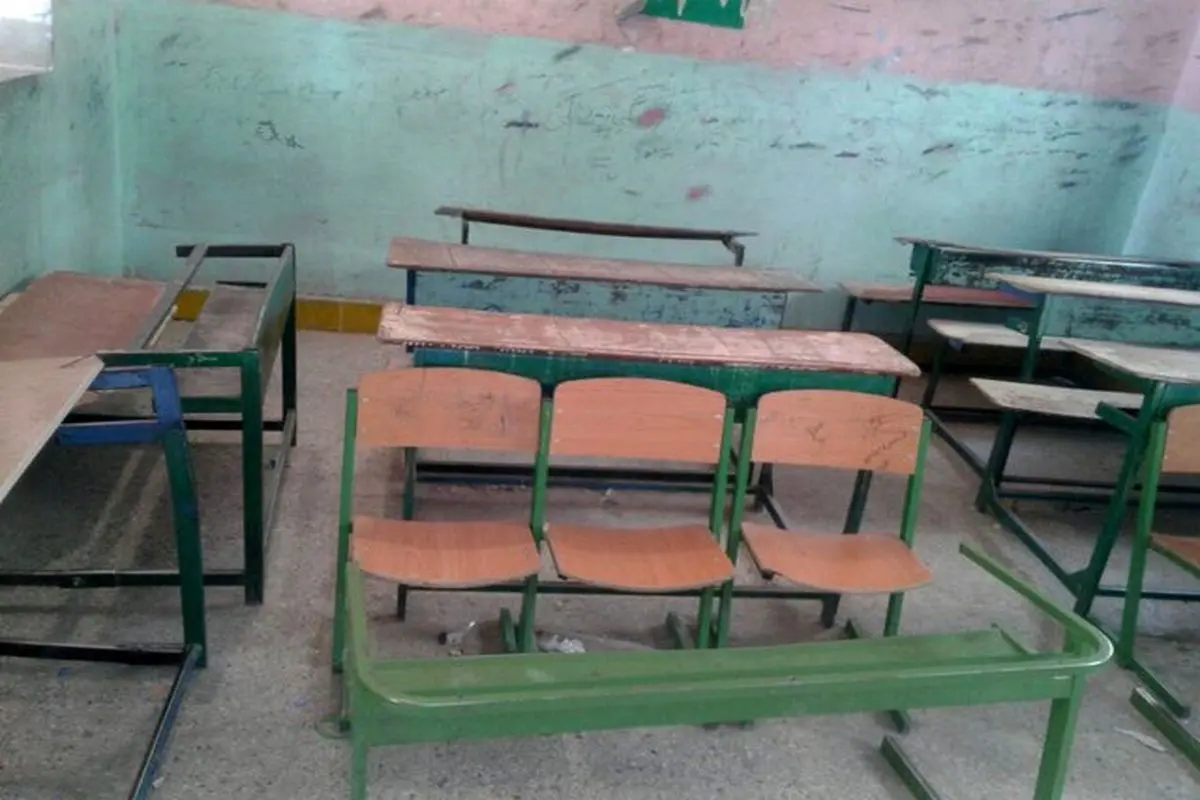 تخریب بخش هایی از سقف مدرسه شهید پورولی میناب بر سر دانش آموزان+فیلم