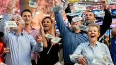 پرت کردن دلارهای دزدی در هوا و تبریک مرد آمریکایی به مردم برای عید کریسمس!
