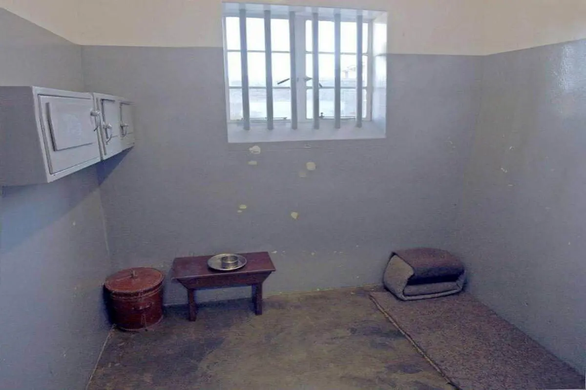 سلولی که نلسون ماندلا ۲۷ سال در آن ز‌ندانی بود + عکس