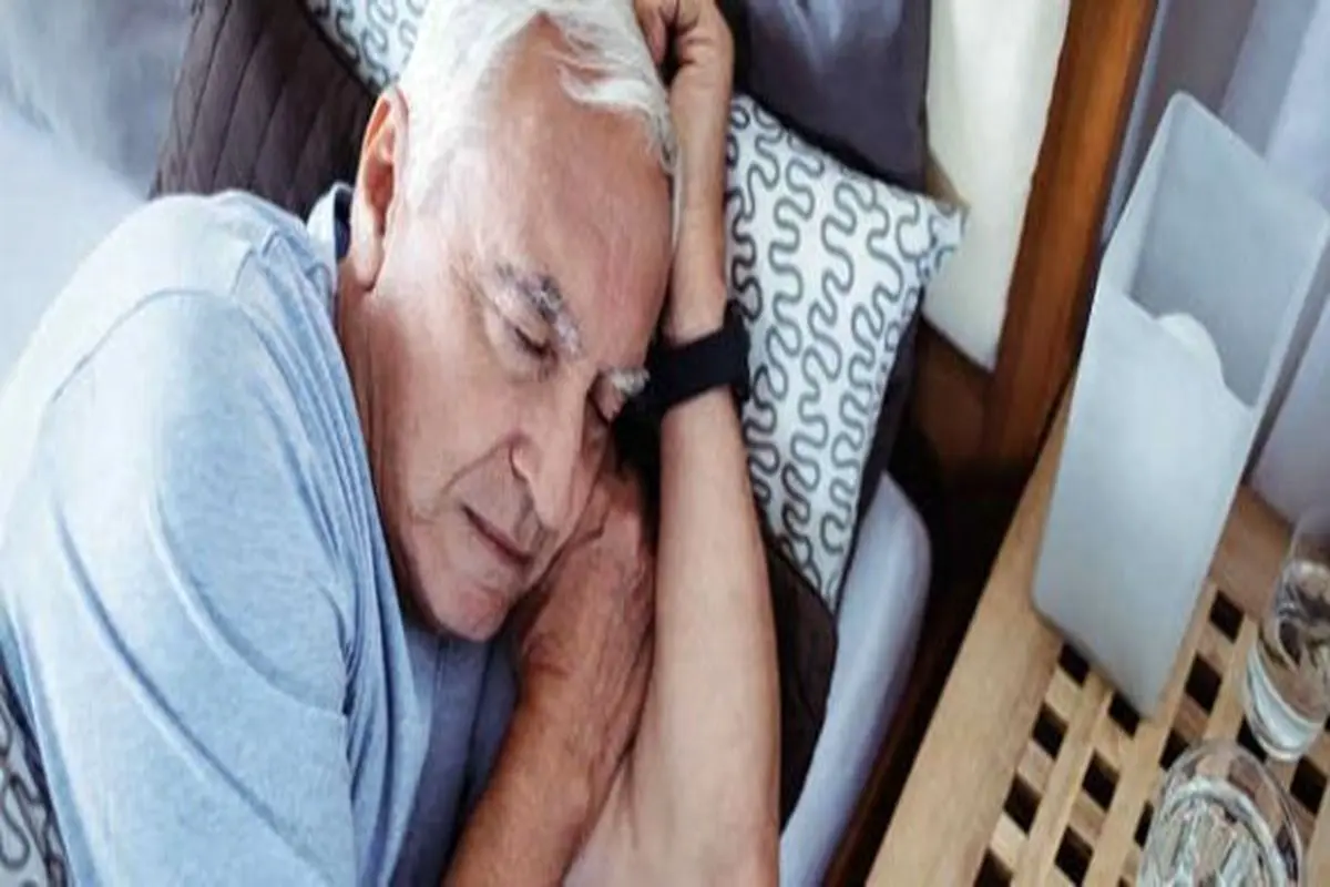 چرا افراد مسن به سختی به خواب می‌روند؟