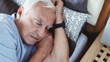 چرا افراد مسن به سختی به خواب می‌روند؟