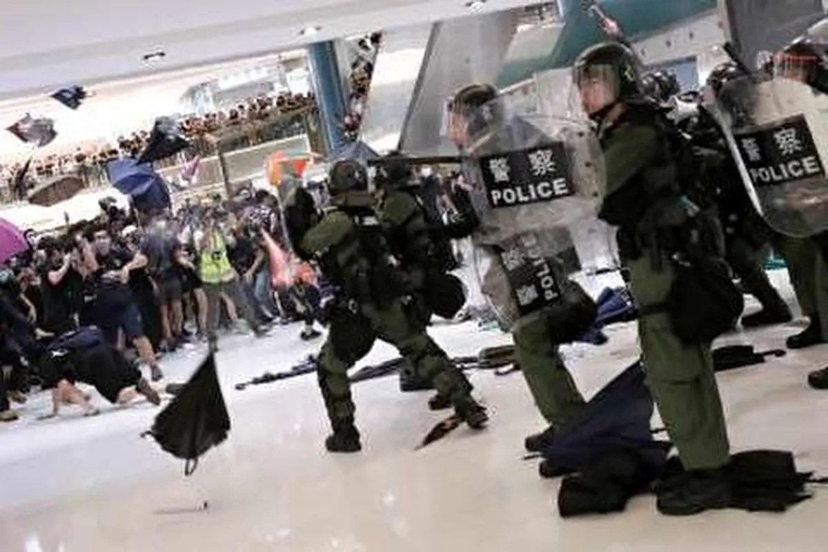 ویدیو| درگیری پلیس و تظاهرکنندگان هنگ‌کنگی در مرکز خرید