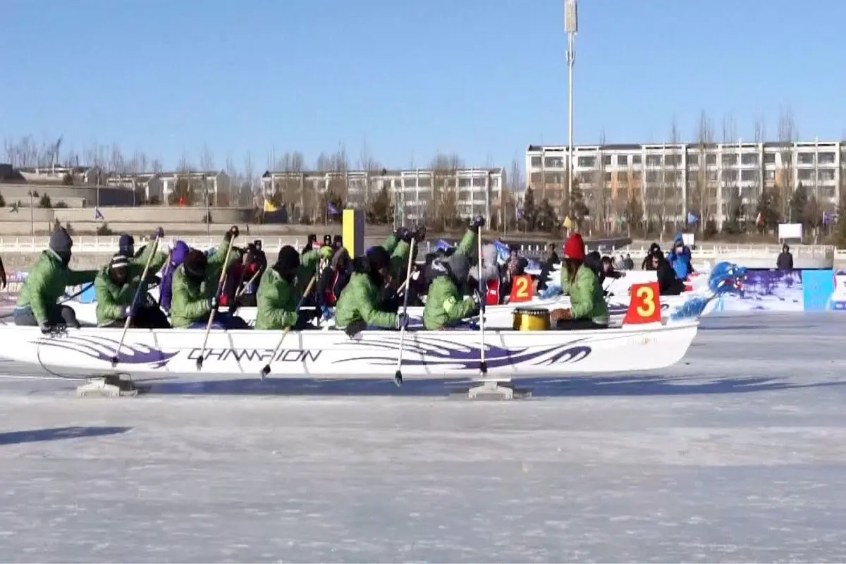 ویدیو| مسابقهٔ قایق‌رانی روی یخ