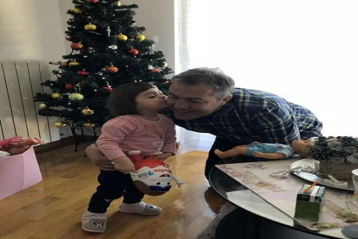 جشن کریسمس پدیده مربیان لیگ‌برتری با فرزندش/ عکس