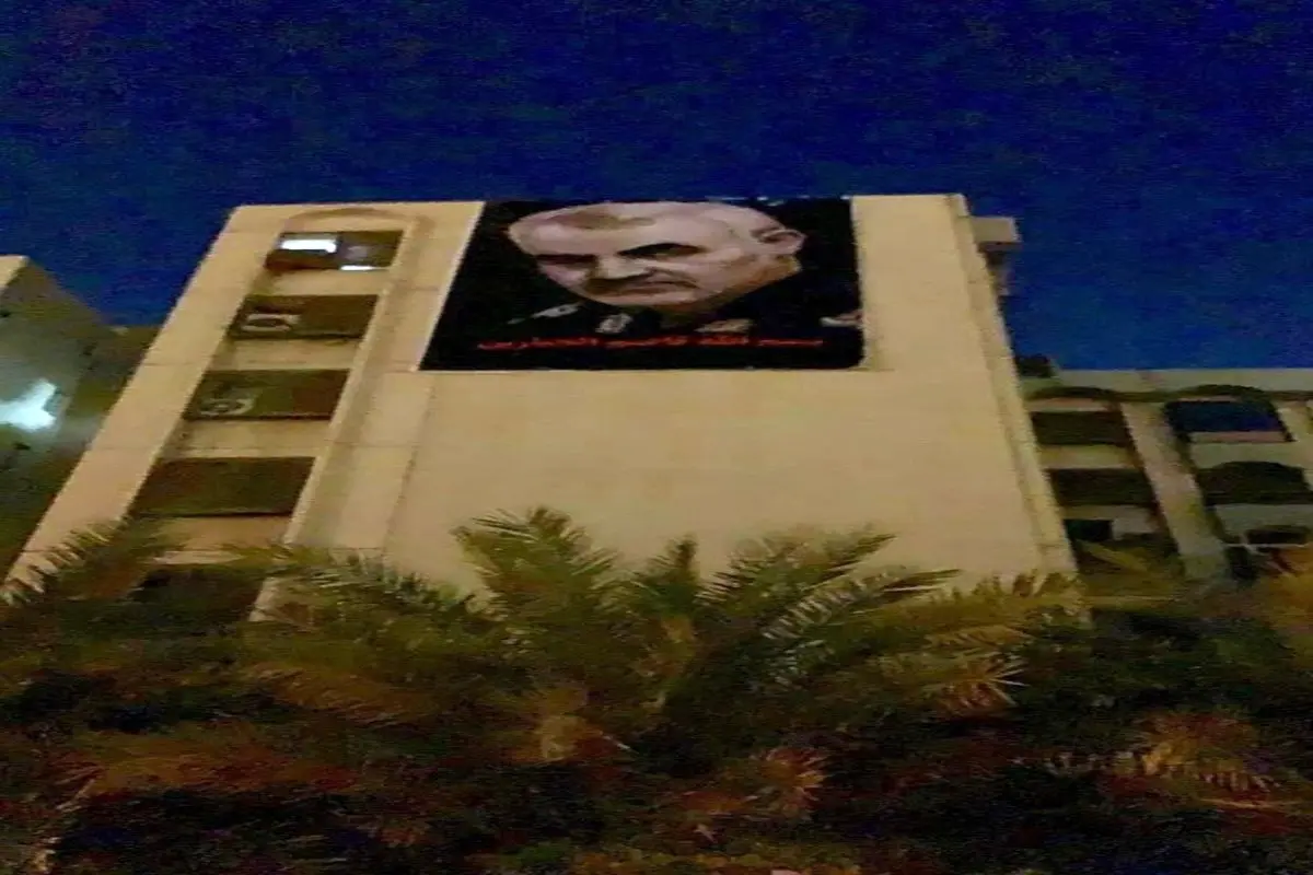 نصب تصاویر شهیدان «سلیمانی» و «ابومهدی» مقابل سفارت آمریکا در بغداد