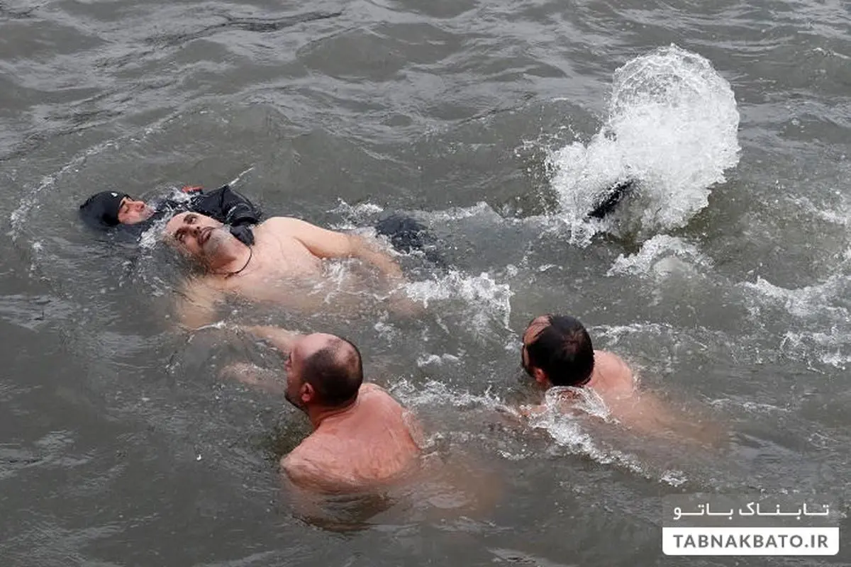 مراسم آیینی ارتودکس‌ها در آب‌های سرد+عکس