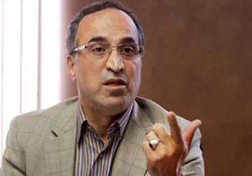 حمله تند واعظ آشتیانی به مدیریت: استقلال را وارد بازی سیاسی کرده‌اند