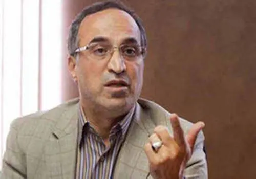 حمله تند واعظ آشتیانی به مدیریت: استقلال را وارد بازی سیاسی کرده‌اند