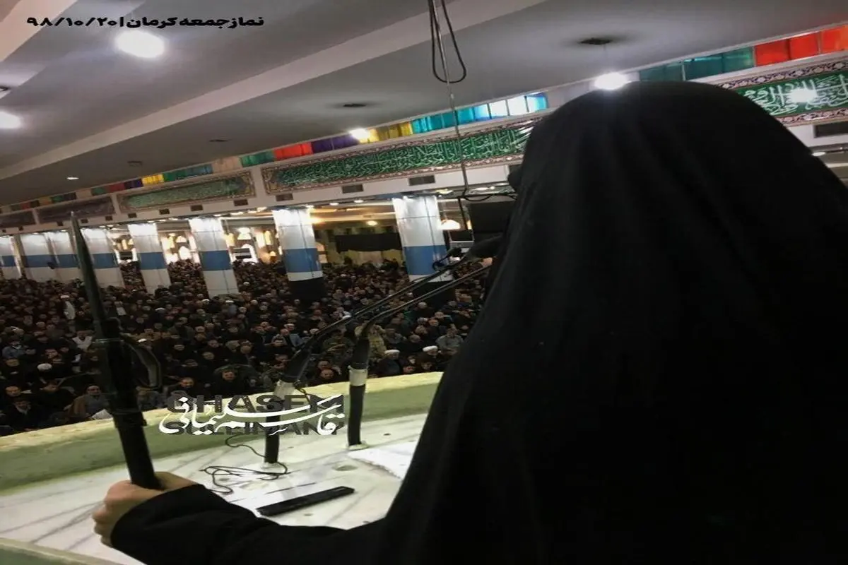 دختر شهید سلیمانی، سلاح به دست در نماز جمعه کرمان