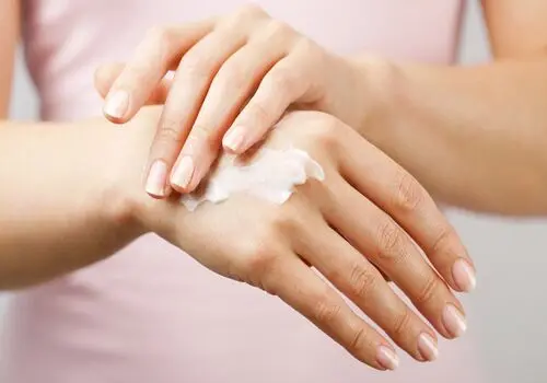 راهکارهای طب سنتی برای حفظ سلامت پوست و بدن در فصل سرد
