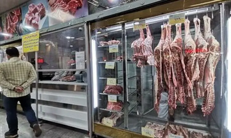 گوشت از سفره کارگران دورتر شد؛ یک کیلو گوشت چقدر از حقوق را می‌بلعد؟
