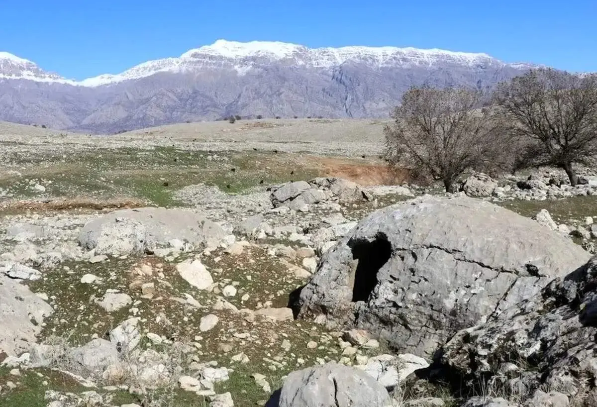 کشف کتیبه باستانی «نبرد پهلوان و مار» در کوه‌های خوزستان! +عکس
