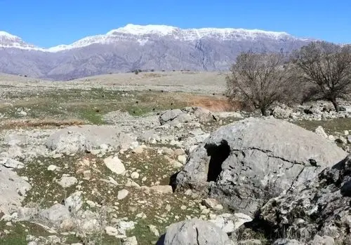 کشف کتیبه باستانی «نبرد پهلوان و مار» در کوه‌های خوزستان! +عکس
