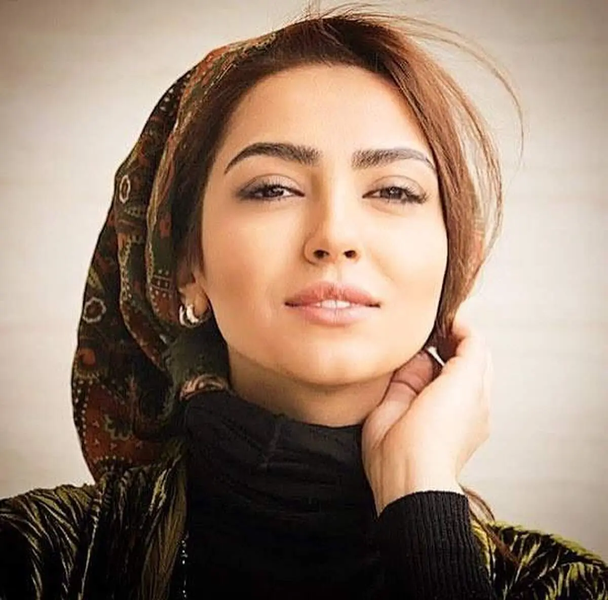 مونا کرمی با استایلی متفاوت در کابل+ عکس