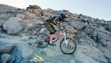 صحنه های استثنایی و عجیب از دوچرخه سواری دیوانه وار در کوهستان+ فیلم