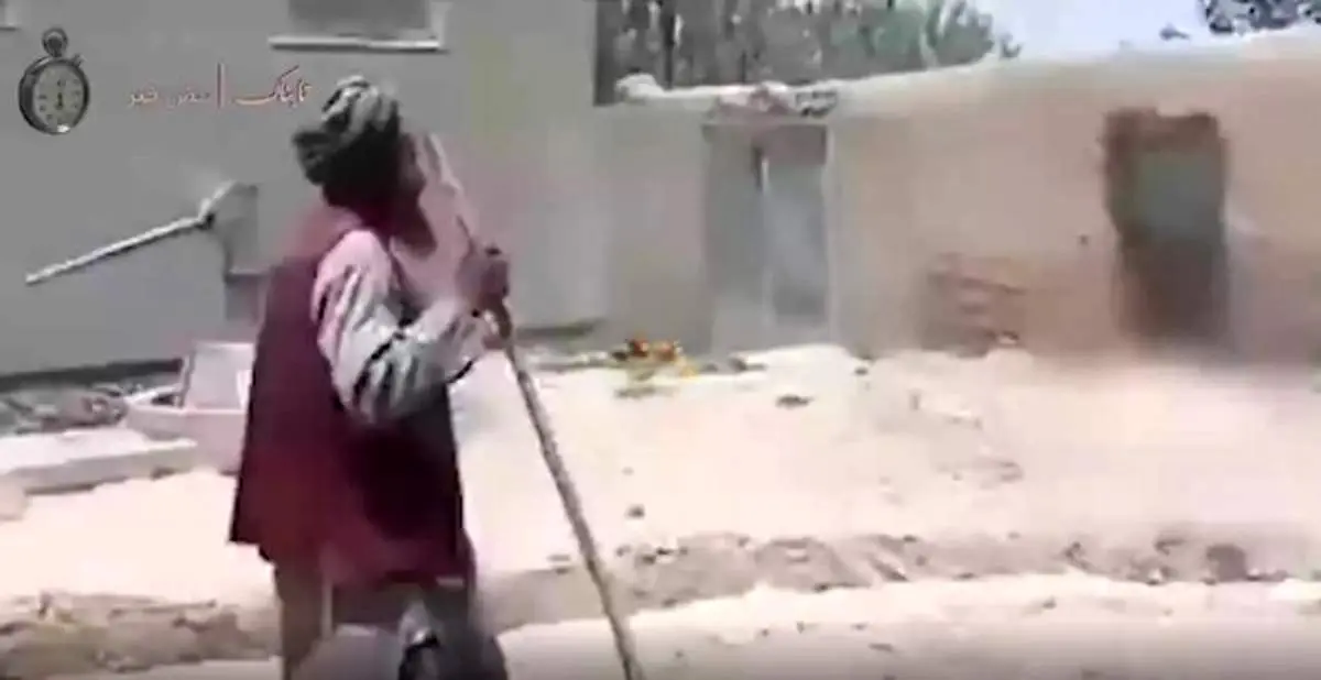 حمله افغان ها به خانه های پاکستانیهای مقیم افغانستان + فیلم