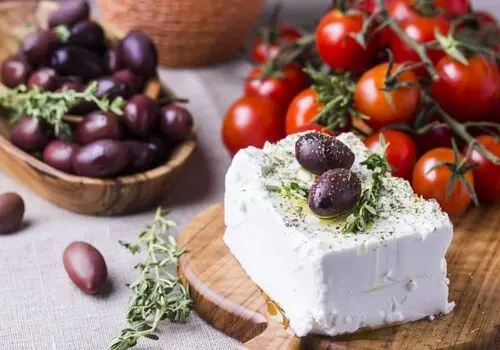 آیا پنیر و خامه پرچرب برای بدن ضرر دارند؟

