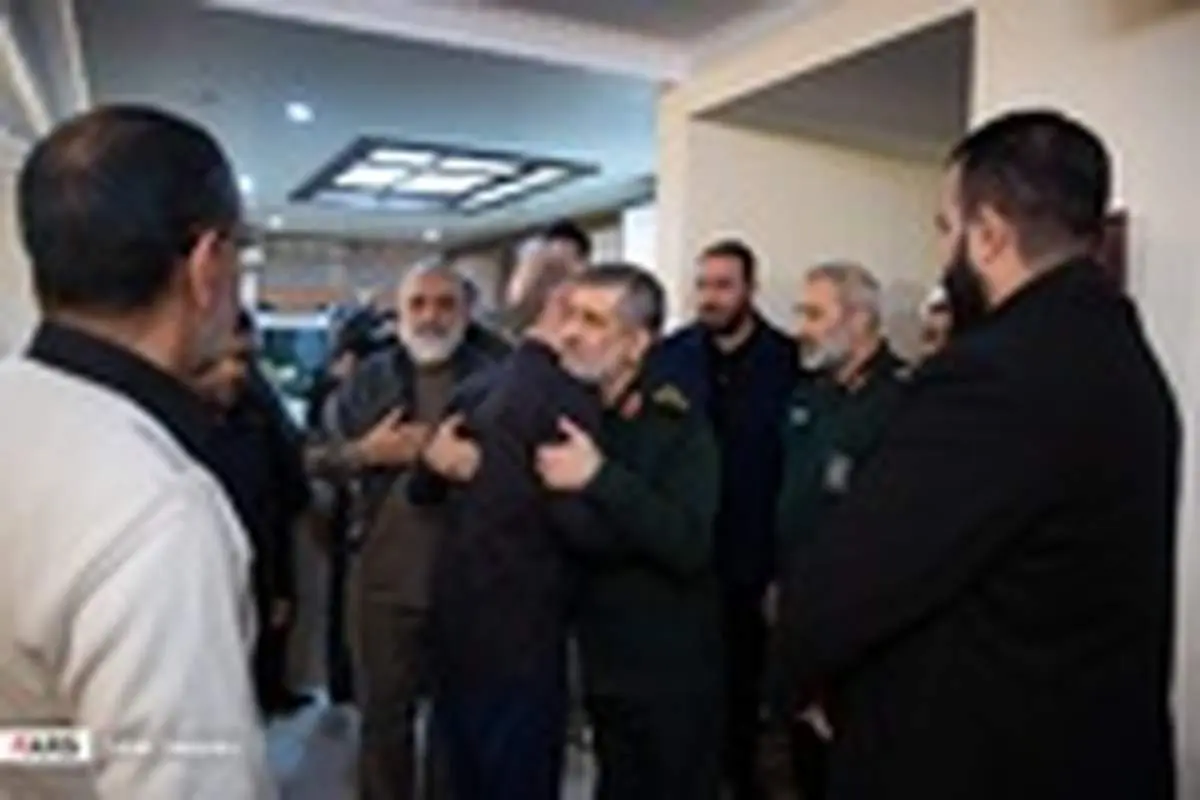 دیدار سردار حاجی زاده با خانواده یکی از جانباختگان سقوط هواپیمای اوکراینی