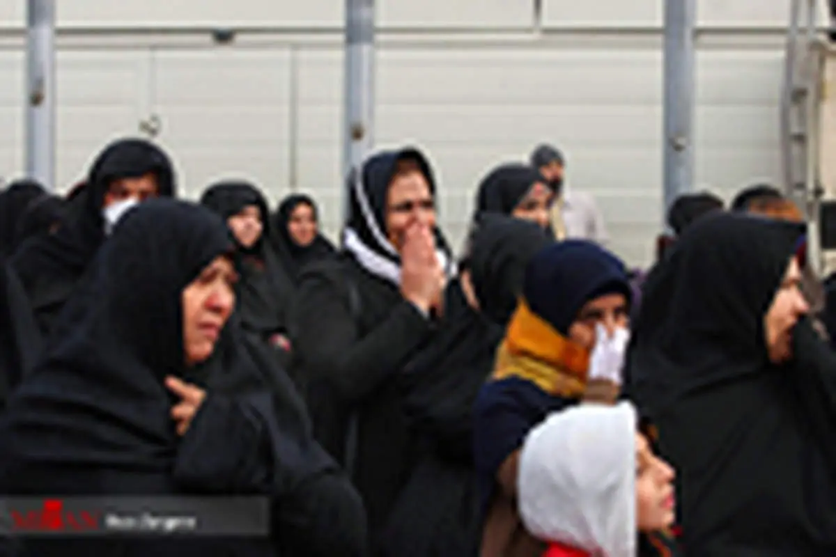 تشییع پیکرشهدای سقوط هواپیمای اوکراینی در شهرهای مختلف/لحظه تلخ آخرین وداع یک پدر با خانوادهاش