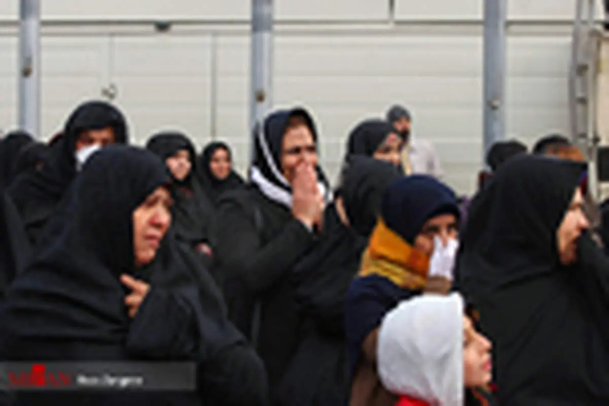 تشییع پیکرشهدای سقوط هواپیمای اوکراینی در شهر‌های مختلف/لحظه تلخ آخرین وداع یک پدر با خانواده‌اش