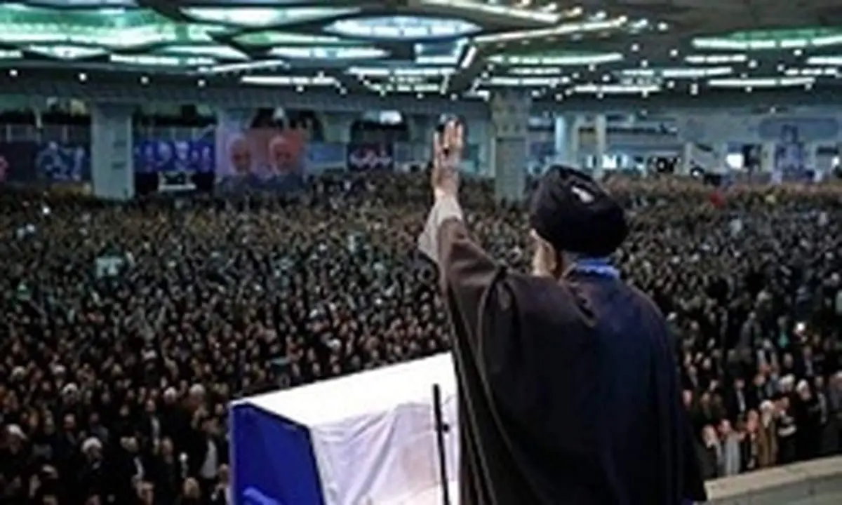 رهبر انقلاب در نماز جمعه از چه سلاحی استفاده کردند؟