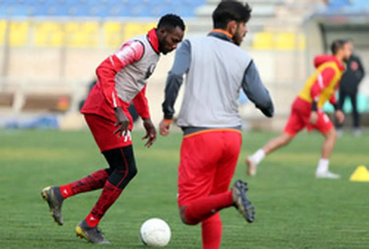 جشن تولد کامیابی‌نیا در حاشیه تمرین پرسپولیس