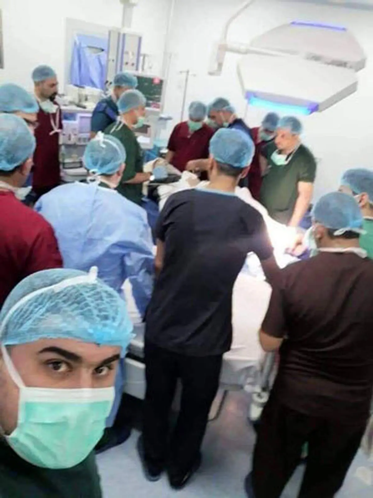 ازدحام پزشکان برای گرفتن عکس با آیتالله سیستانی