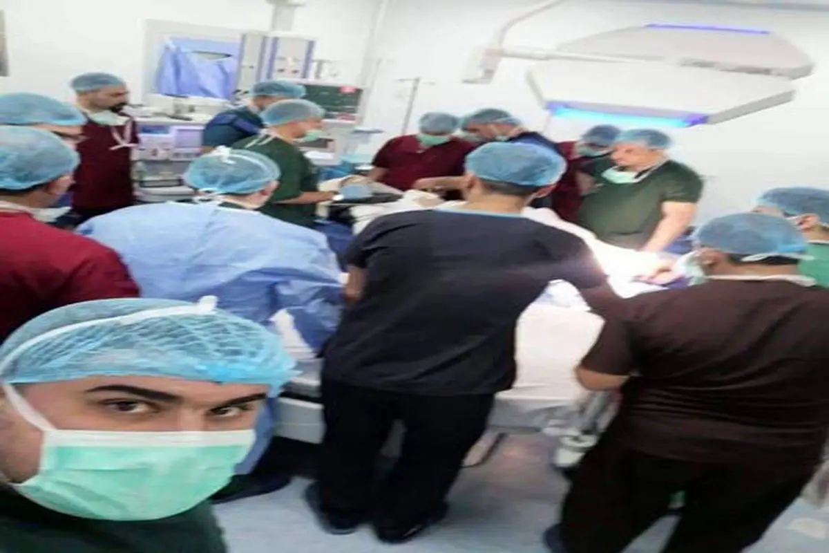 ازدحام پزشکان برای گرفتن عکس با آیت‌الله سیستانی
