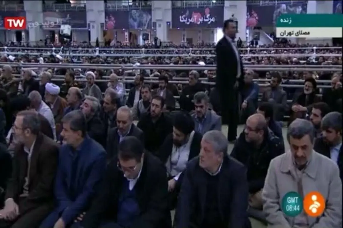 احمدی نژاد صف اول نمازجمعه امروز تهران کنار چه کسی نشست؟ +عکس