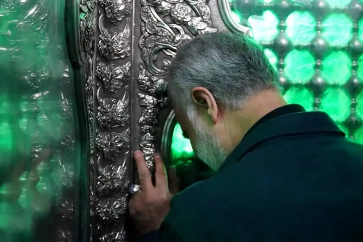 عکس| سردار شهید سلیمانی در حال زیارت امام حسین (ع)