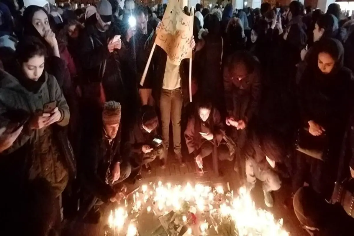 برخورد نرم و مدارای پلیس با دانشجویان معترض دوام نیاورد/ شمعها به یاد شهدای سقوط هواپیما روشن شد