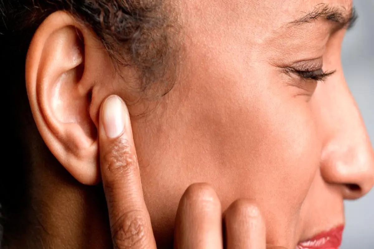 عفونت گوش با چه علامتی شروع می‌شود؟