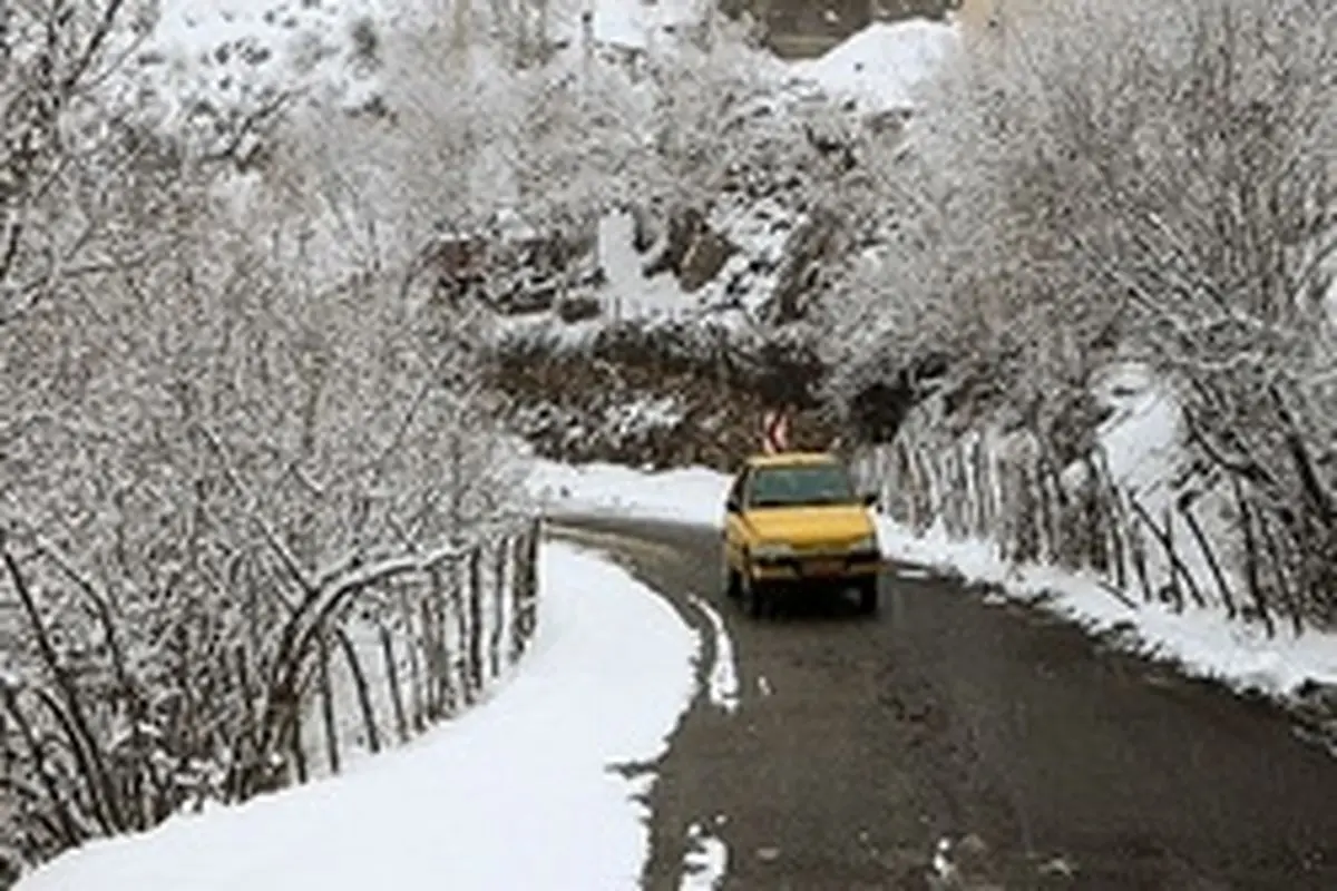 برف و باران در جاده‌های ۵ استان/الزام داشتن زنجیر چرخ برای تردد در محور‌های کوهستانی