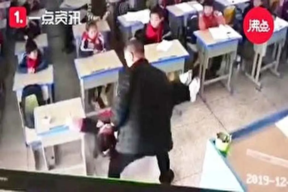 اقدام وحشتناک معلم با آویزان کردن دانش آموز دختر در کلاس!