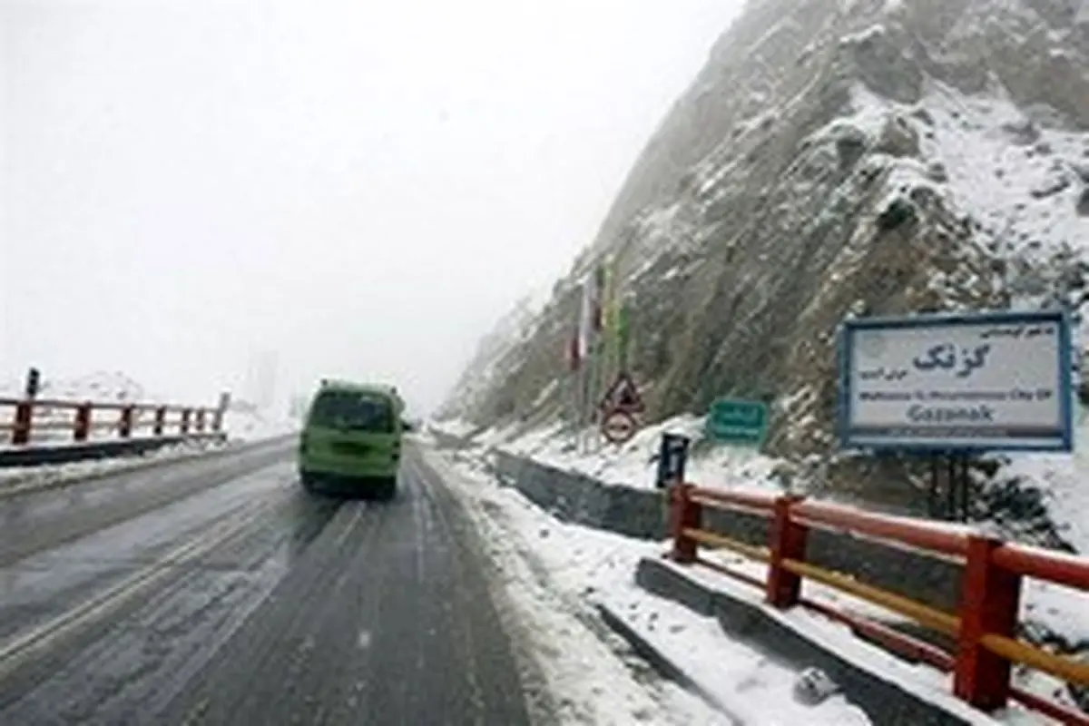 بارش برف و باران در جاده‌های ۵ استان/ محور هراز امشب هم مسدود می‌شود