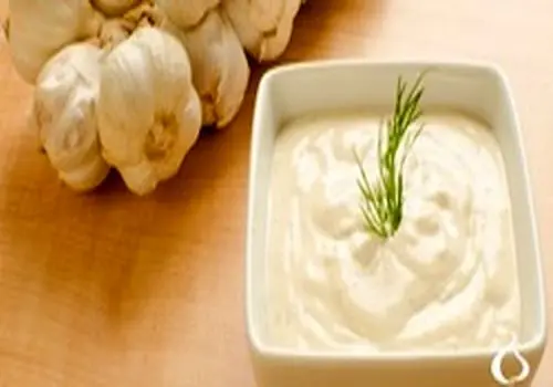 طرز تهیه سس سیر؛ چاشنی محبوب آشپزخانه

