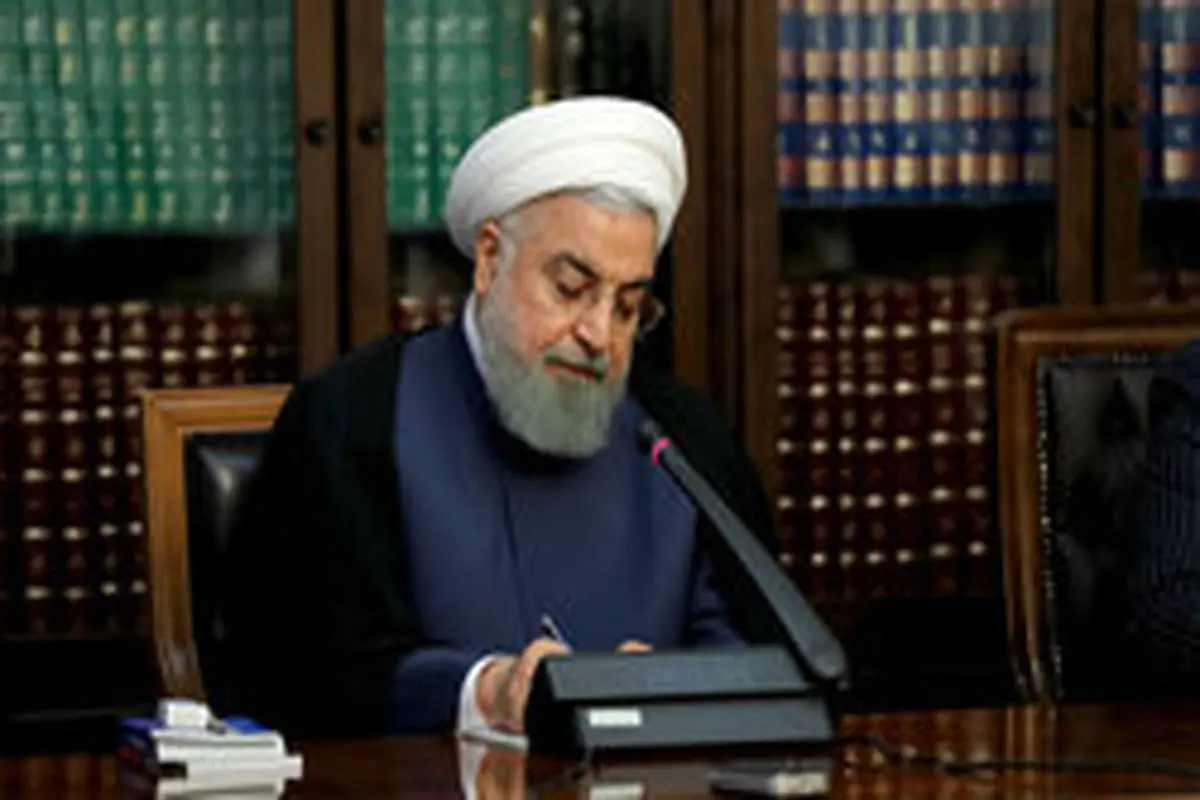 روحانی قانون«الزام دولت در تعیین سرفصل «جنایات و توطئه‌های آمریکا» در کتب درسی»را برای اجرا ابلاغ کرد