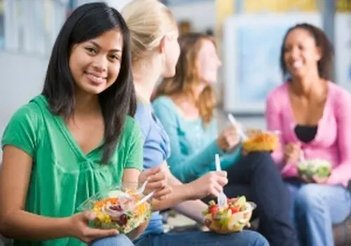 چرا در دوره قاعدگی احساس سرما میکنیم؟ راهکار چیست؟